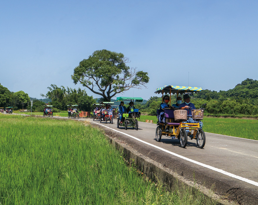 Cruising ride on an electric sightseeing bus